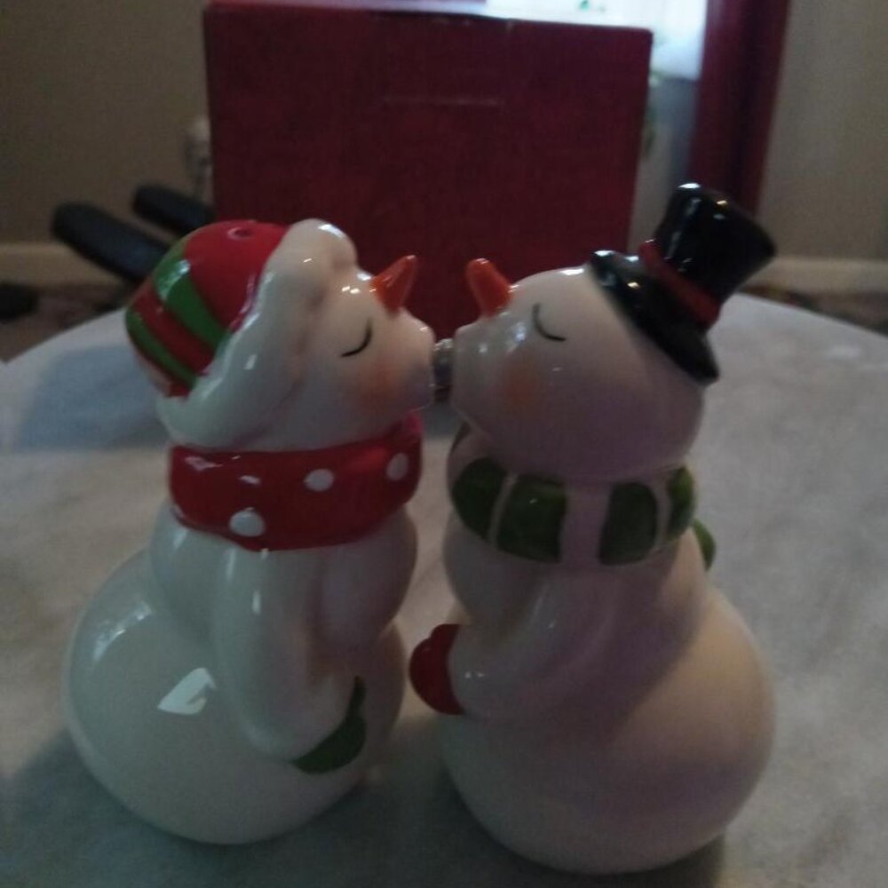 Cracker Barrel Kissing Snowman Salt and Pepper Set